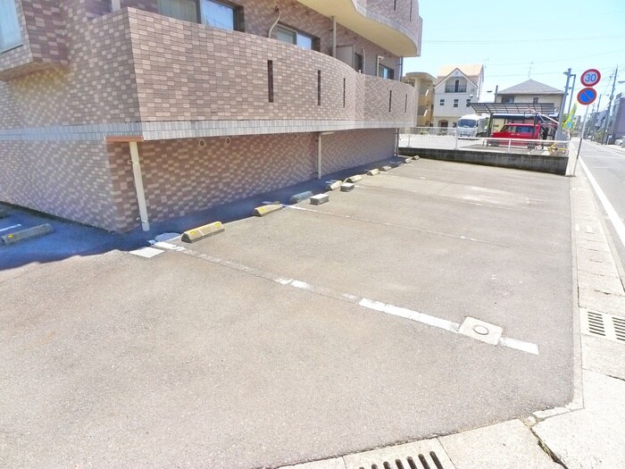 物件外観写真3　(駐車場)