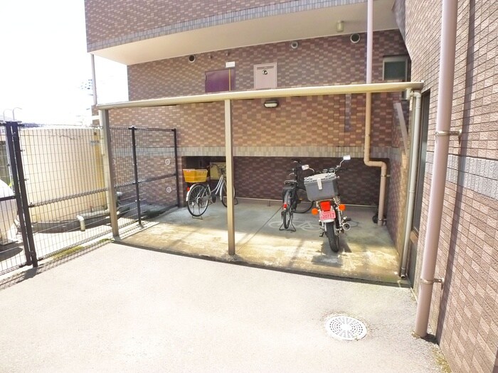 物件外観写真4　(駐輪場)