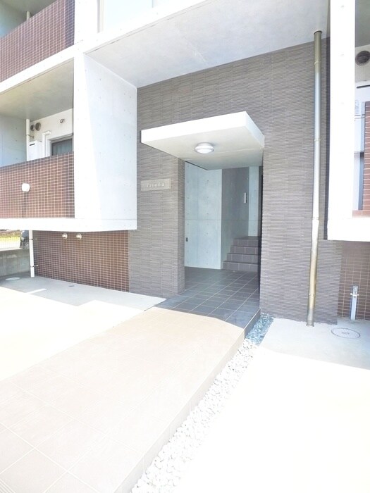 物件外観写真2　(エントランス部分)