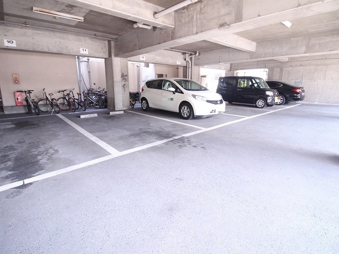 物件外観写真4　(駐車場)