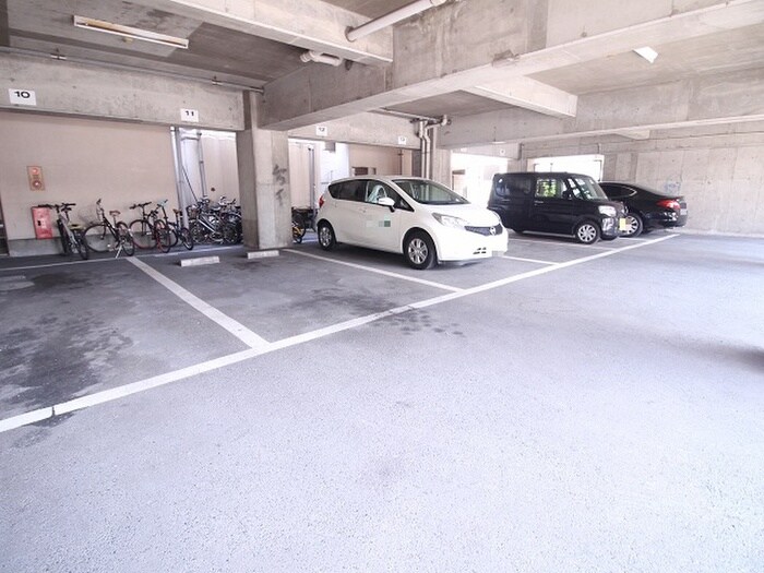 物件外観写真4　(駐車場)