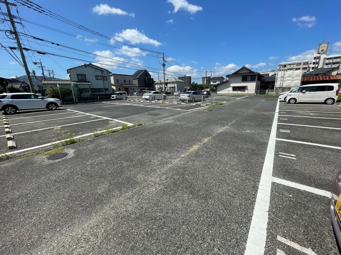 物件外観写真2　(駐車場)