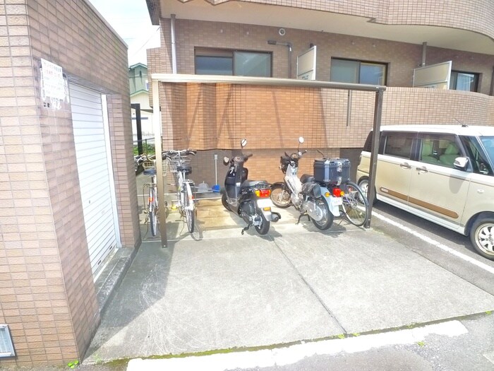 物件外観写真4　(駐輪場)