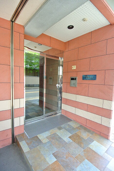 物件外観写真4　(エントランス部分)