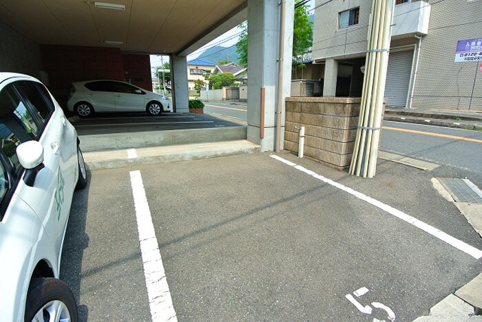 物件外観写真5　(駐車場)