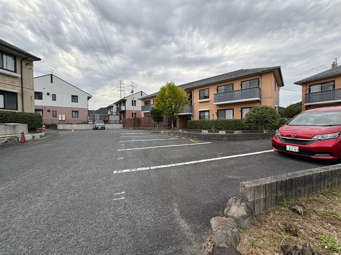 物件外観写真5　(駐車場)