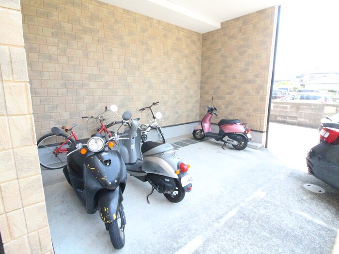 物件外観写真4　(駐輪場)