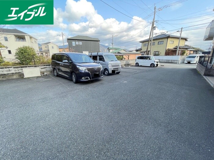 物件外観写真2　(駐車場)