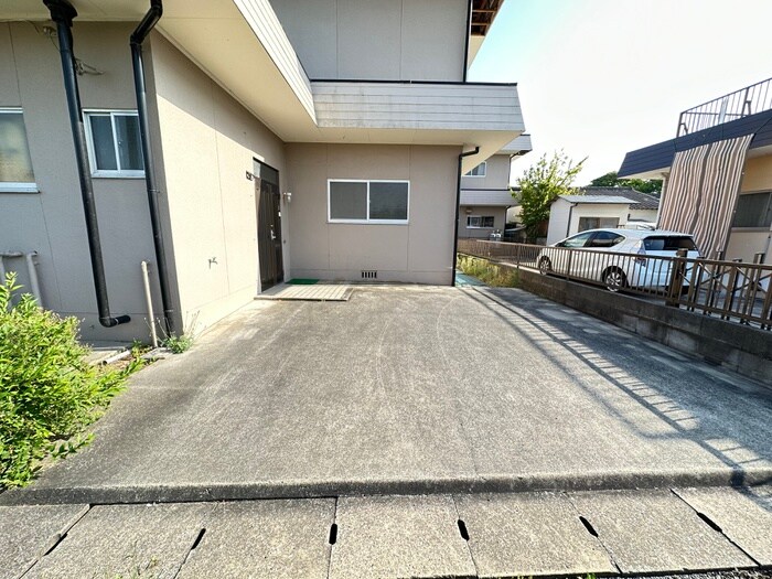 物件外観写真2　(駐車場)