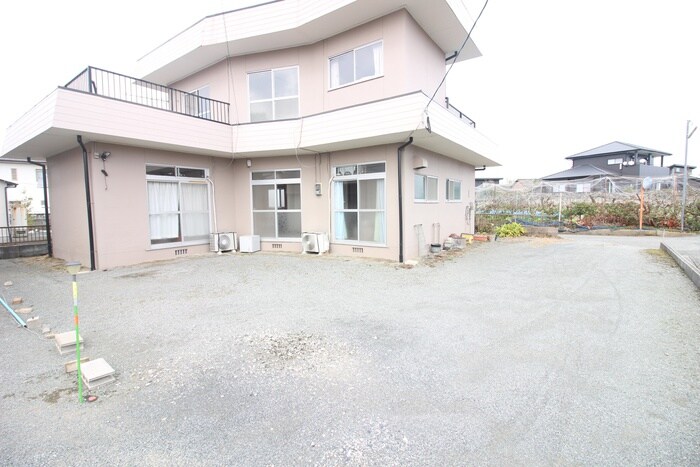 物件外観写真3　(駐車場)