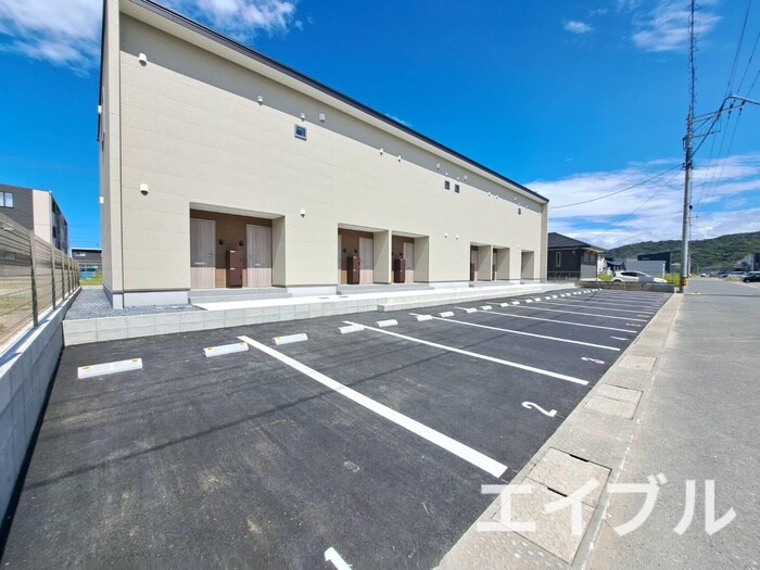 物件外観写真3　(駐車場)