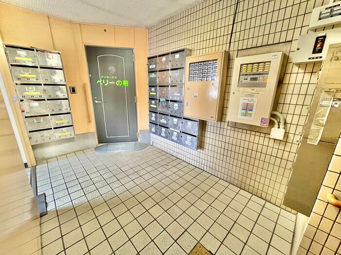 物件外観写真2　(エントランス部分)