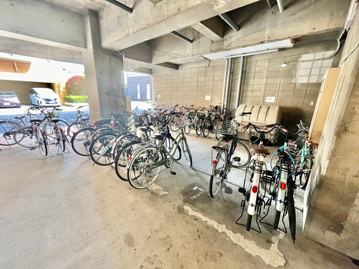 物件外観写真3　(駐輪場)