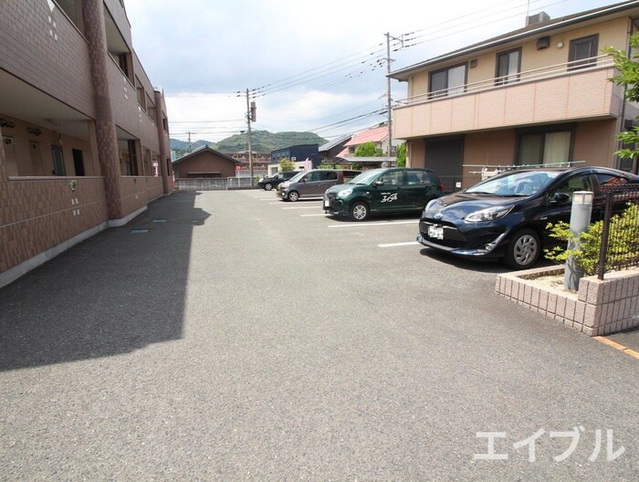物件外観写真2　(駐車場)