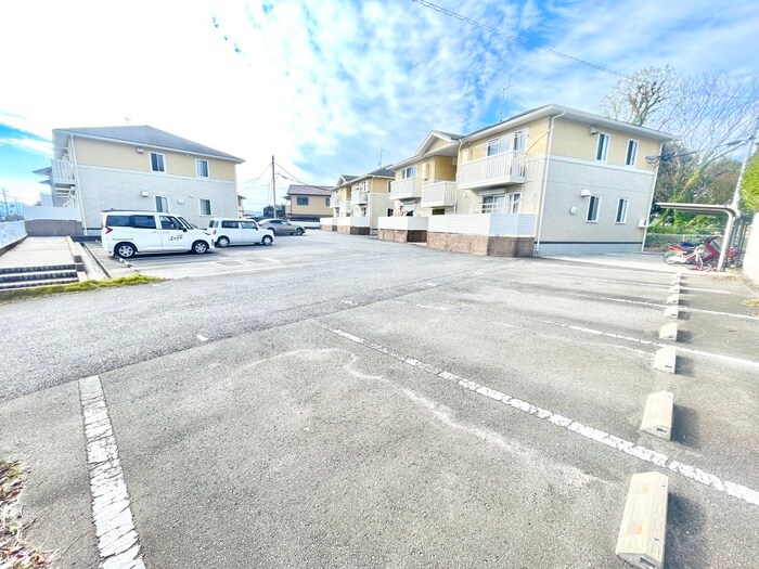 物件外観写真2　(駐車場)