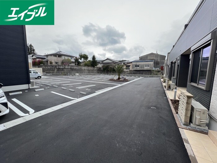 物件外観写真2　(駐車場)