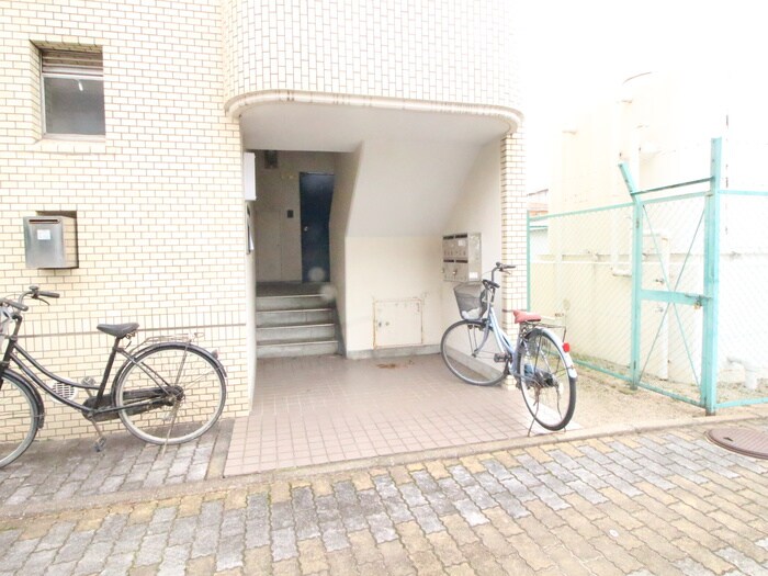 物件外観写真3　(エントランス部分)