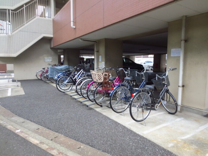 物件外観写真4　(駐輪場)