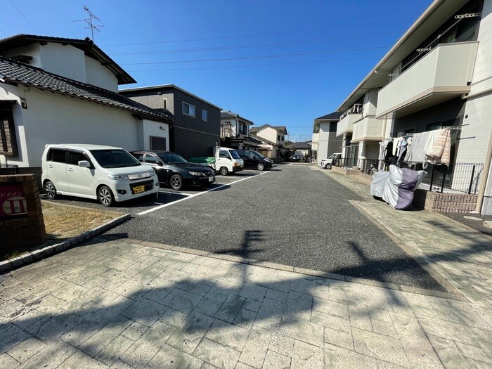 物件外観写真2　(駐車場)