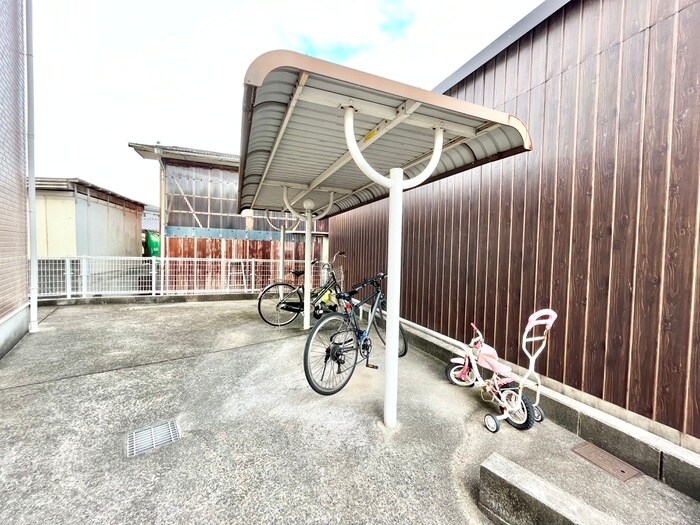 物件外観写真3　(駐輪場)