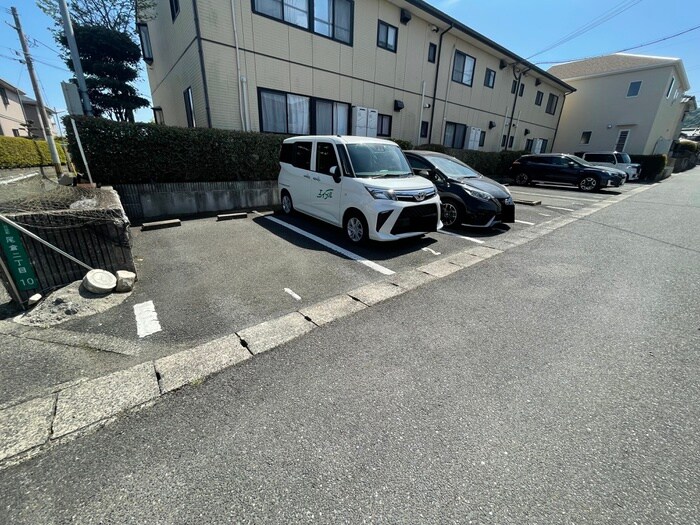 物件外観写真3　(駐車場)