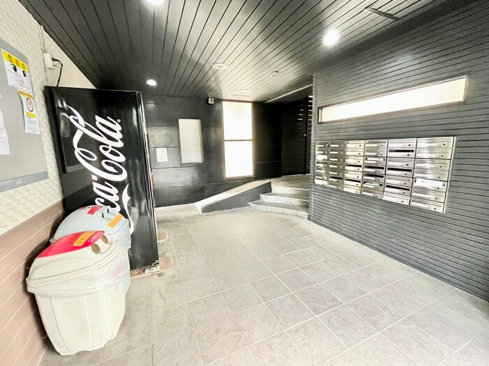 物件外観写真2　(エントランス部分)