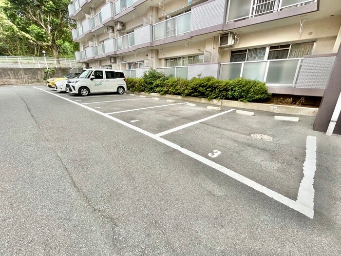 物件外観写真3　(駐車場)
