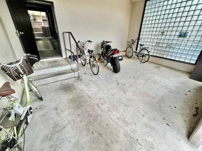 物件外観写真4　(駐輪場)