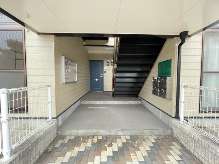 物件外観写真4　(エントランス部分)