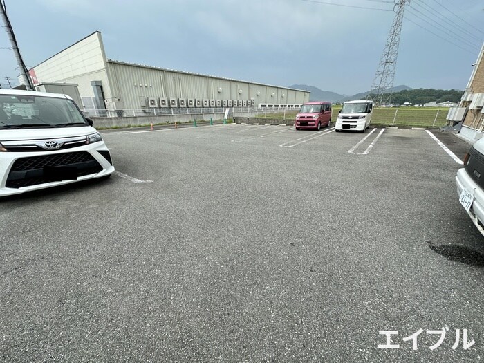 物件外観写真3　(駐車場)