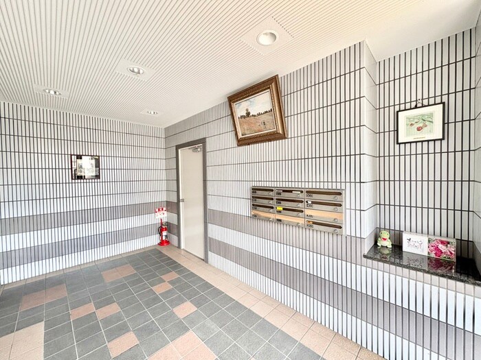 物件外観写真3　(エントランス部分)