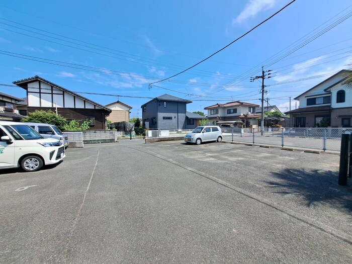 物件外観写真2　(駐車場)