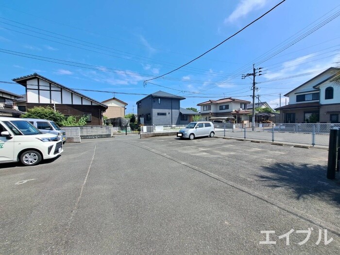 物件外観写真3　(駐車場)