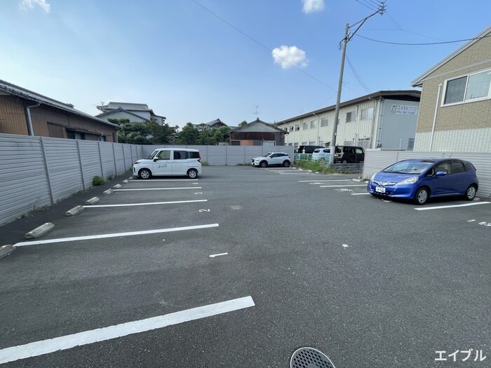 物件外観写真2　(駐車場)