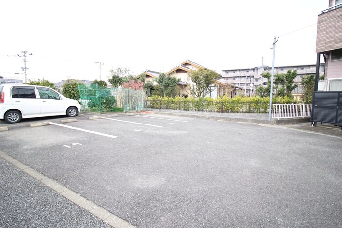 物件外観写真3　(駐車場)