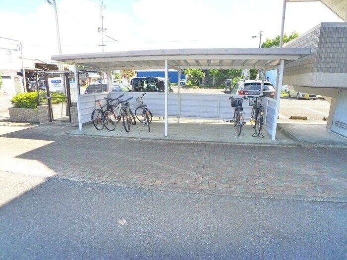 物件外観写真4　(駐輪場)