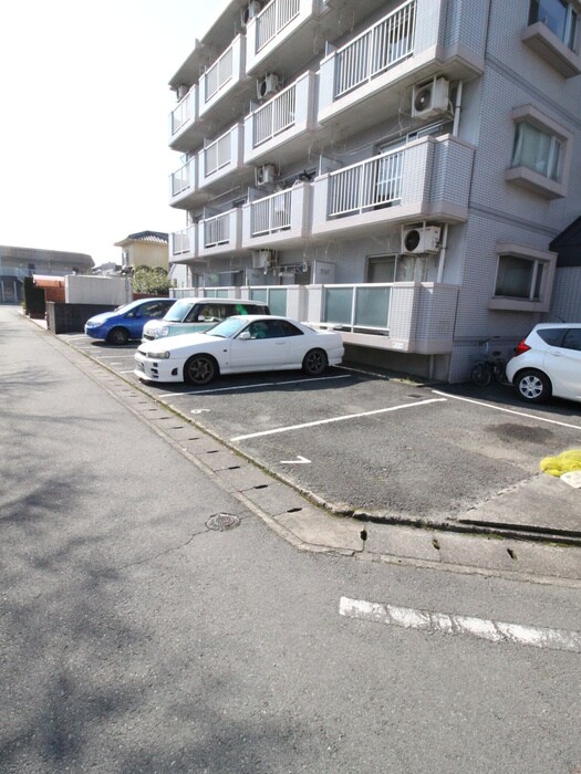 物件外観写真3　(駐車場)