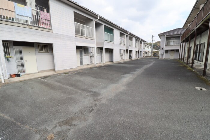 物件外観写真3　(駐車場)