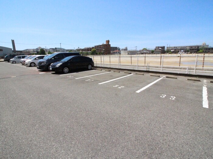 物件外観写真4　(駐車場)
