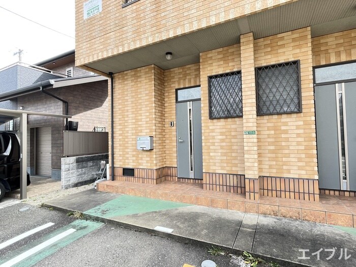 物件外観写真3　(エントランス部分)