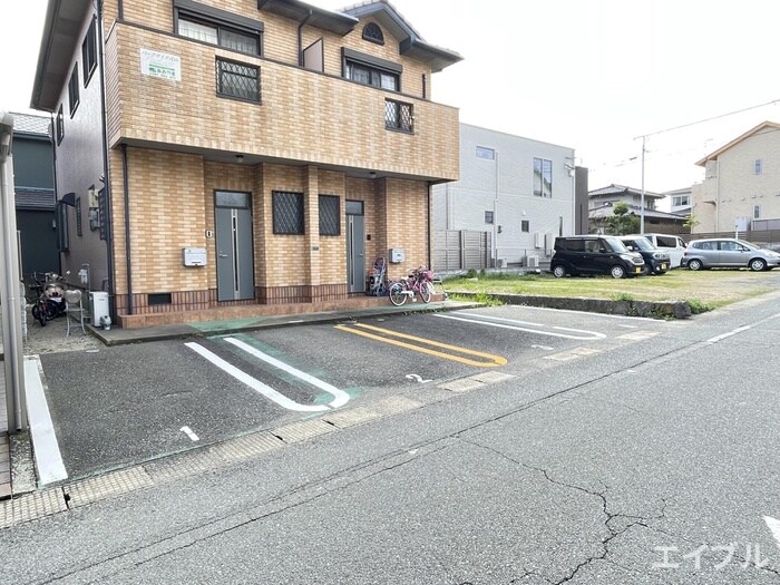 物件外観写真4　(駐車場)