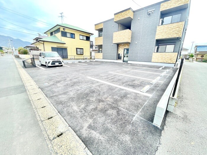 物件外観写真2　(駐車場)