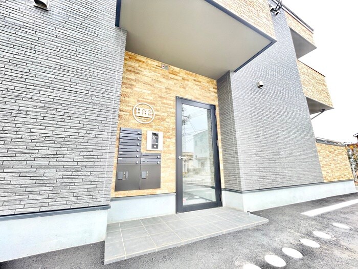 物件外観写真4　(エントランス部分)