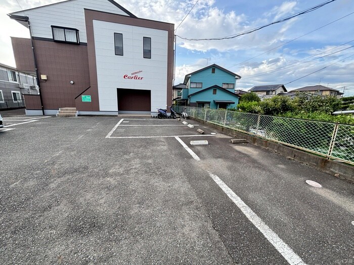 物件外観写真5　(駐車場)