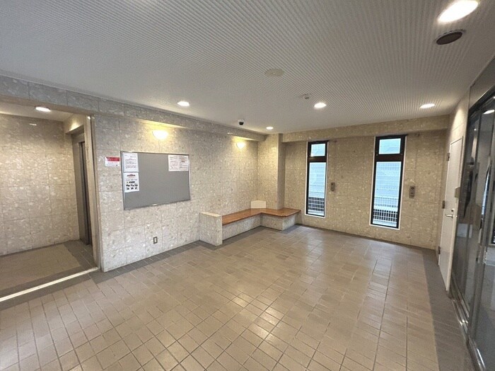 物件外観写真4　(エントランス部分)