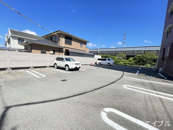 物件外観写真3　(駐車場)