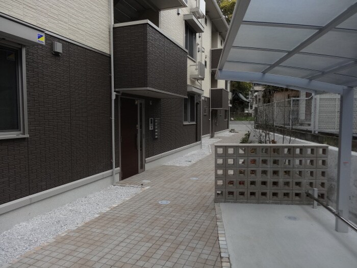 物件外観写真4　(エントランス部分)