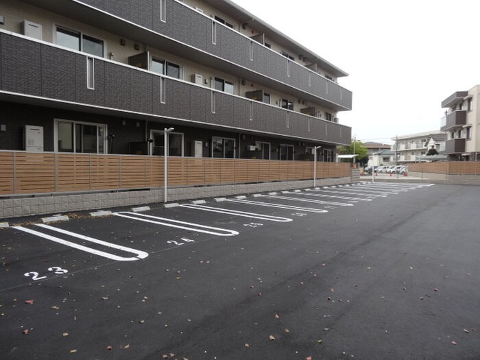 物件外観写真5　(駐車場)