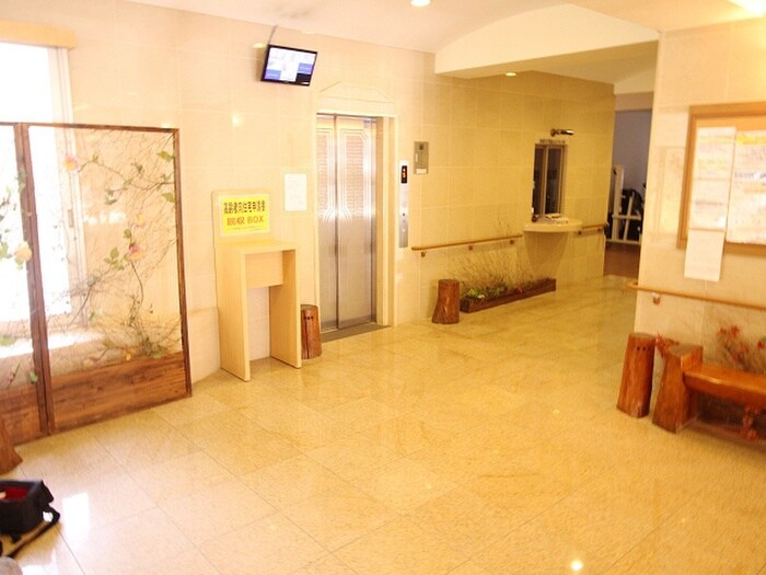 物件外観写真4　(エントランス部分)