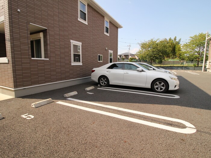 物件外観写真2　(駐車場)